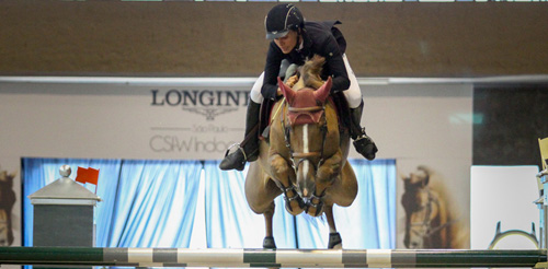 Andréa Muniz vence prova de cavalos novos no Indoor