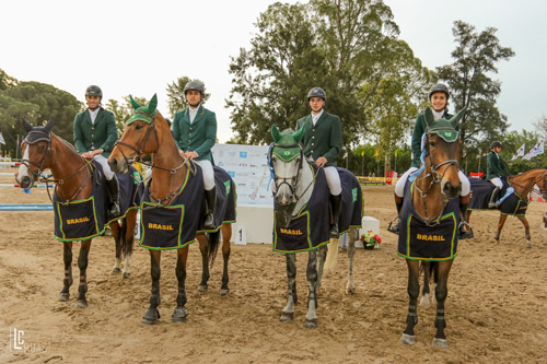 André, Thiago e Rafael no pódio das equipes no Sul Americano Young Riders