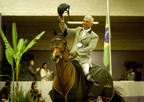 Cesar Almeida fatura prova internacional a 1,40m no Longines Indoor