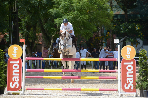 Cesar Almeida papa duas primeiras provas a 1.40m no 30º Torneio de Verão