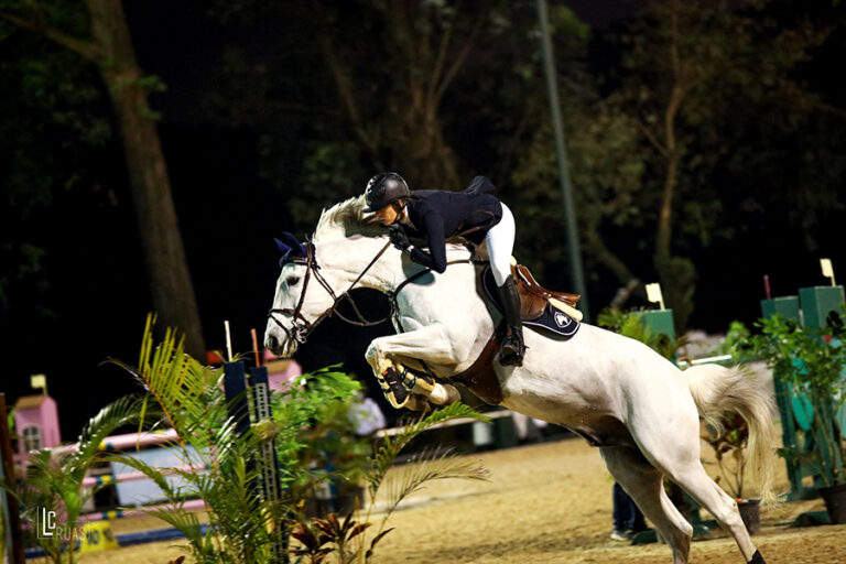 Giovanna Sobania com Atomo Clasi, lusitano de 18 anos, fatura Copa Ouro nos 85 anos do CHSA