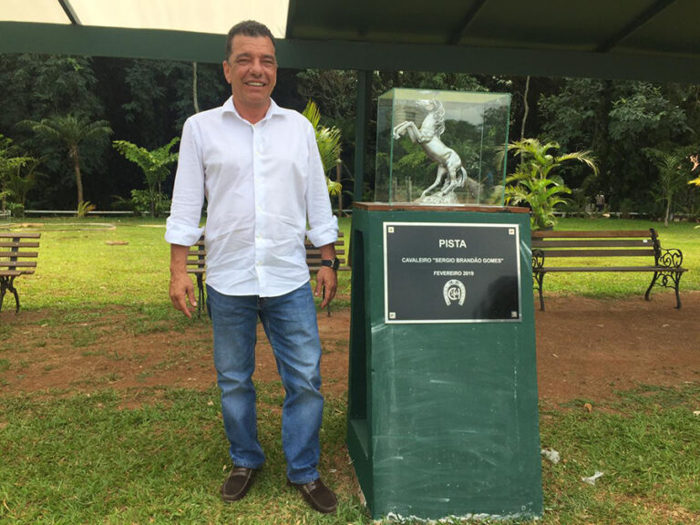 Pista Sérgio Brandão ganha nova placa e escultura em homenagem ao cavaleiro