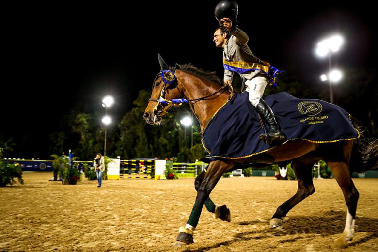 Stephan Barcha e Chevaux Primavera Montana Império Egípcio no hall dos campeões do GP do Clube Hípico de Santo Amaro